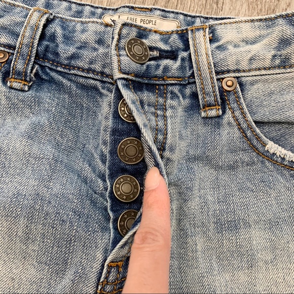 Free People Light Wash Raw Edge Hem Jean Shorts 26 - Picture 5 of 7